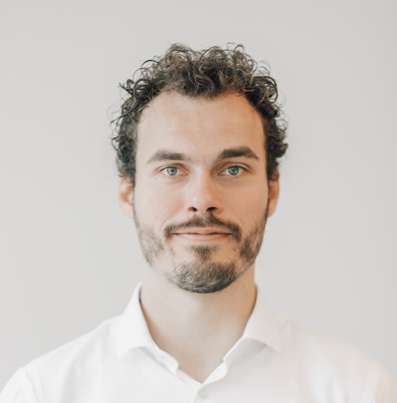 How did Tom Beckers experience his first half year, portrait image